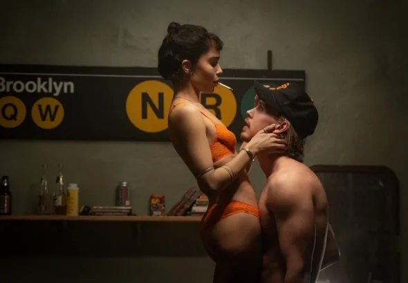 Caught Stealing First Look Austin Butler Runs Wild in First Look at Darren Aronofsky’s